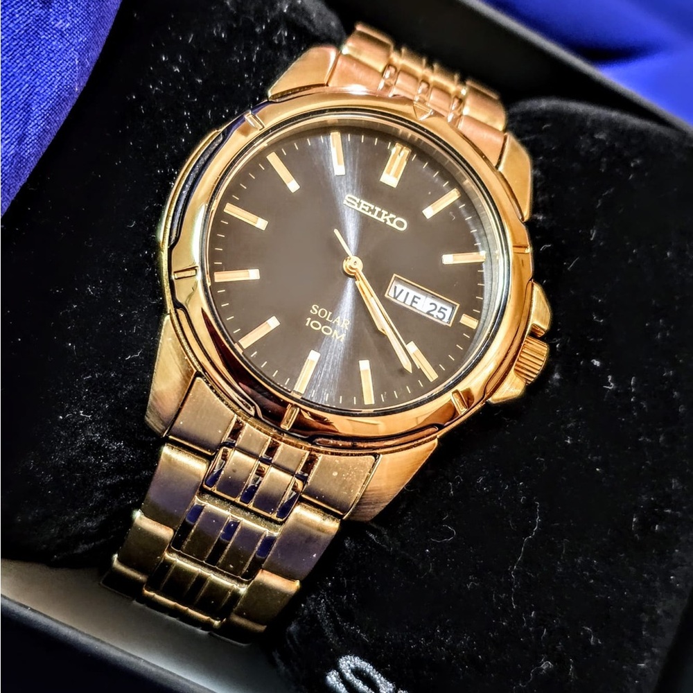 Seiko Solar SNE100 Classic Day Date Mens Watch 40mm Like New